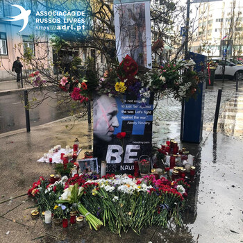 Um memorial a Alexei Navalny em Lisboa